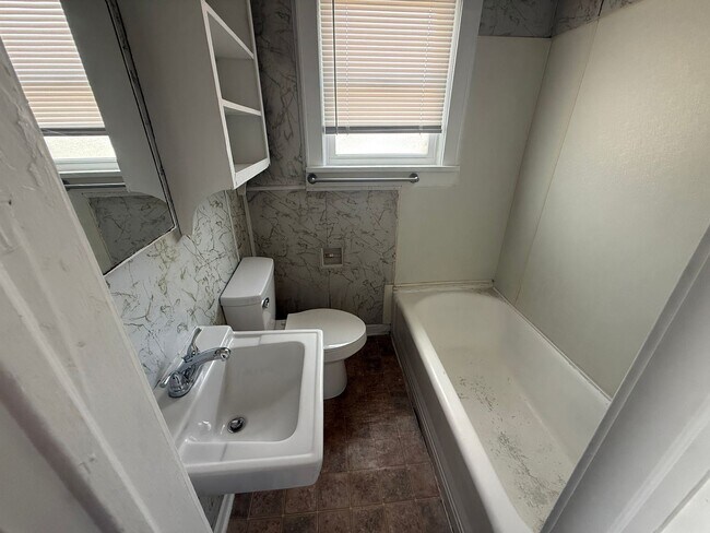 Foto del edificio - 1 bedroom, 1 bathroom Apartment! MAY 2025!