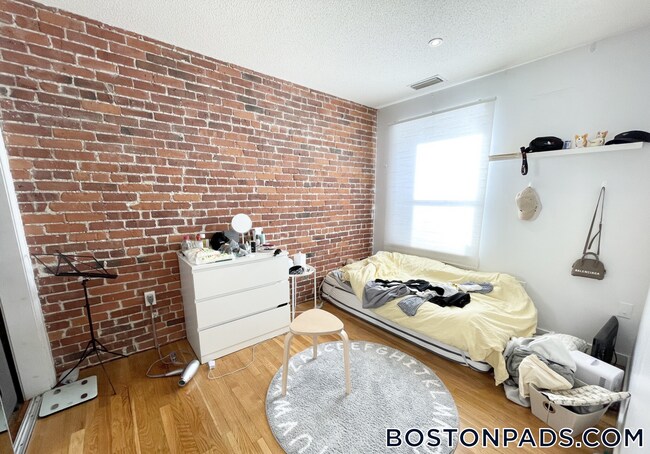 Building Photo - 73 Gainsborough St