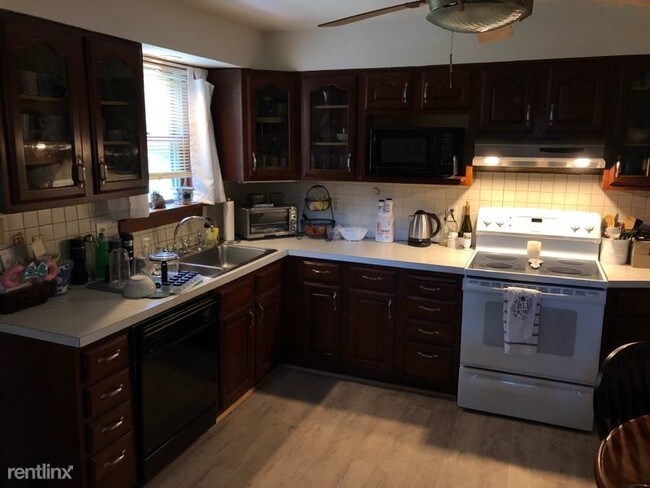 Building Photo - 2 br, 1 bath Apartment - 270 River Road