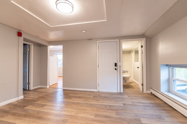 Building Photo - 672 N Main St