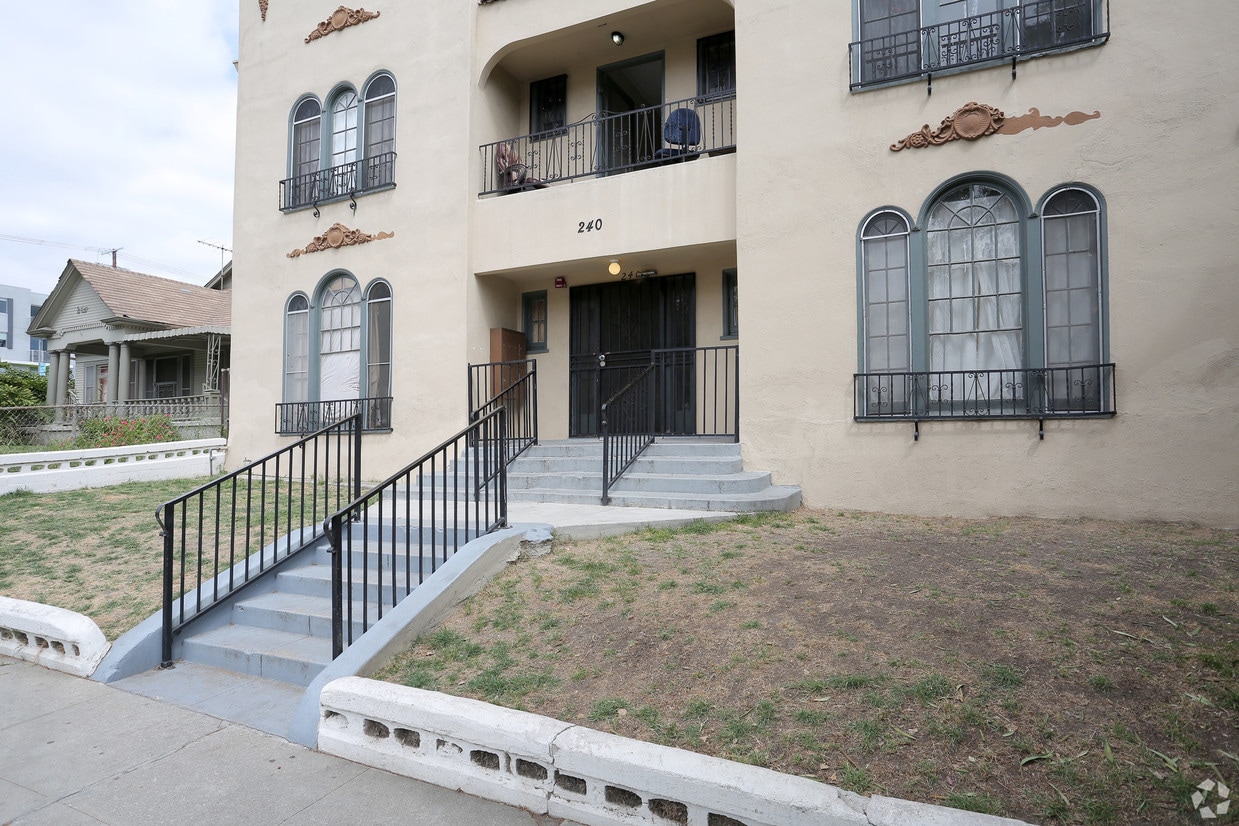 Building Photo - 240 Robinson St
