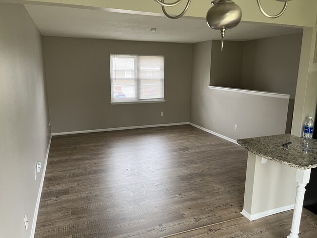Building Photo - 301 NE Westwind Dr