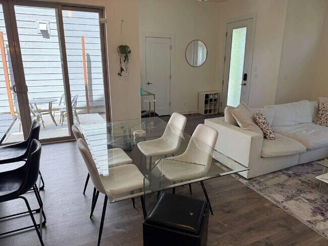 Foto del edificio - "Spacious 4-Bedroom Sanctuary with 3.5 Bat...