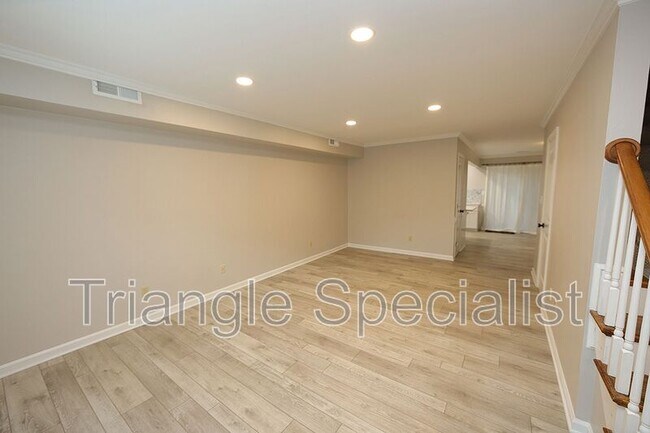 Foto del edificio - 3719 Jamestown Cir