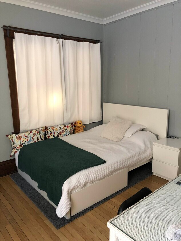 Main floor bedroom - 868 Pascal St N