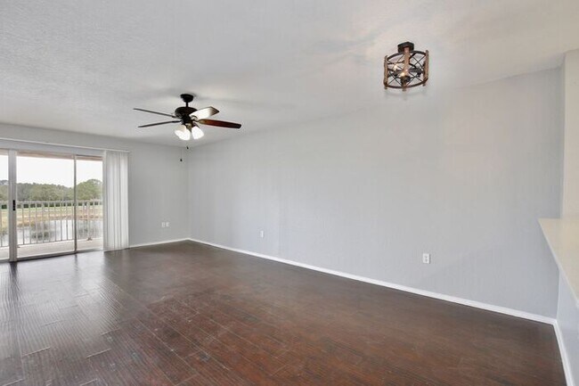 Building Photo - Stunning 2/2 Spacious Condo in the Desirab...