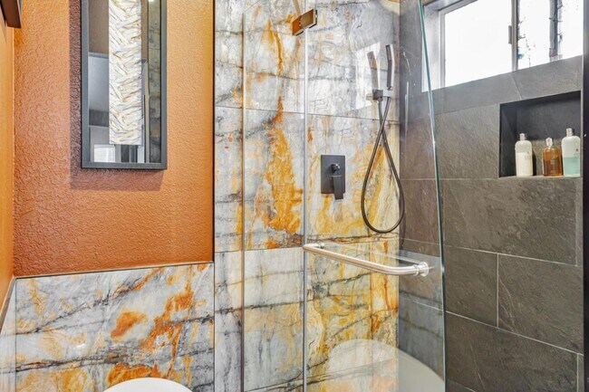 Foto del edificio - 1315 Canyon Side Ave