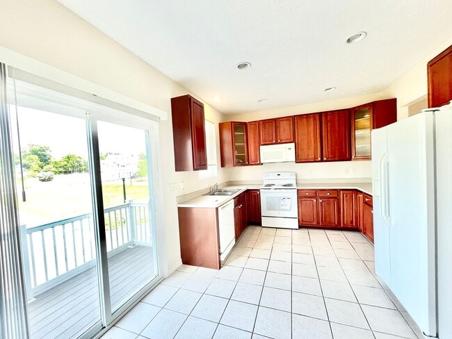 Building Photo - Beautiful Condo on the Water - 3 Bed - 3.5 Bath