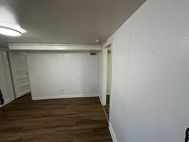 Building Photo - Cozy 1 bed apartment in Elyria Swansea!