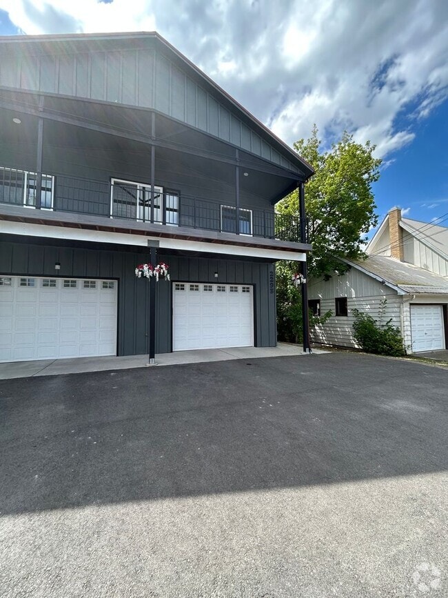 Building Photo - 229 3rd Ave E