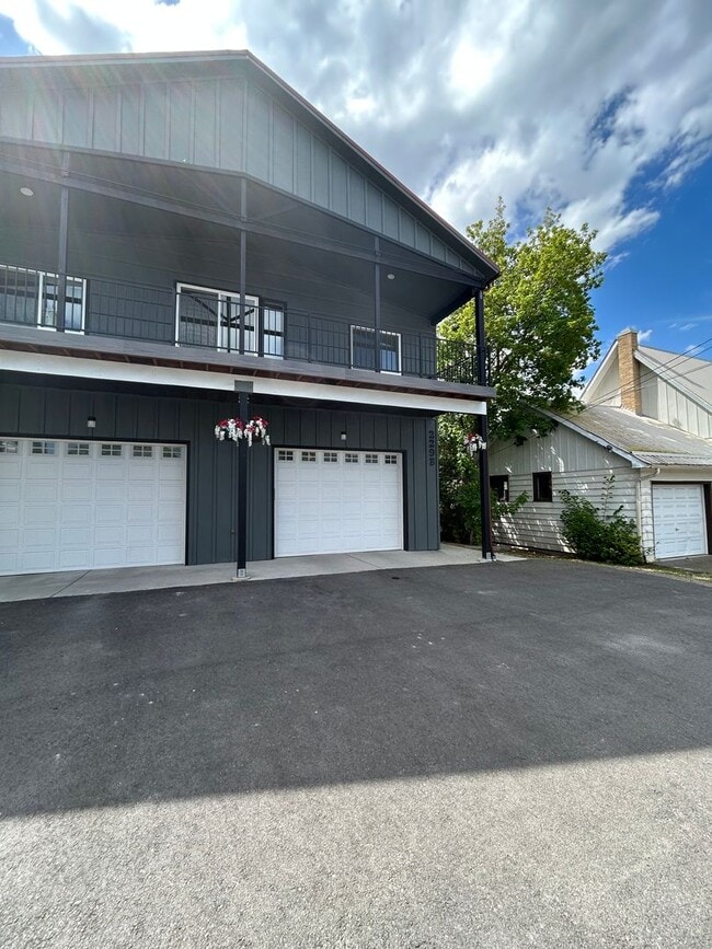 Building Photo - 229 3rd Ave E