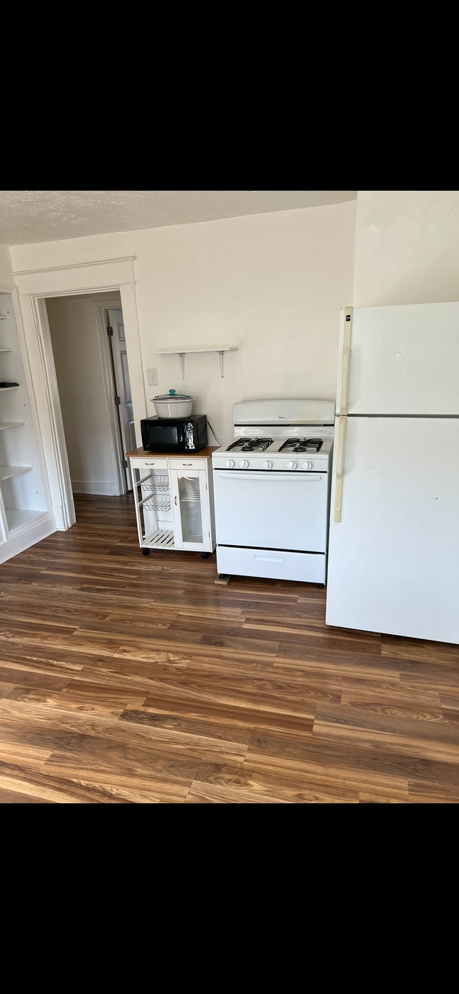 Building Photo - 82 1/2 N Hinman St