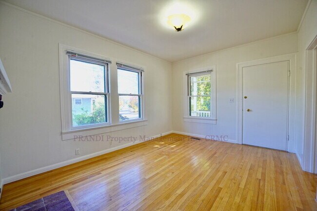 Foto del edificio - 106 Redwood Ave