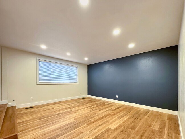 Foto del edificio - Pet-Friendly Newly Remodeled 3-Bedroom Home in South West Boise with Granite Counters, Gas Firepl...