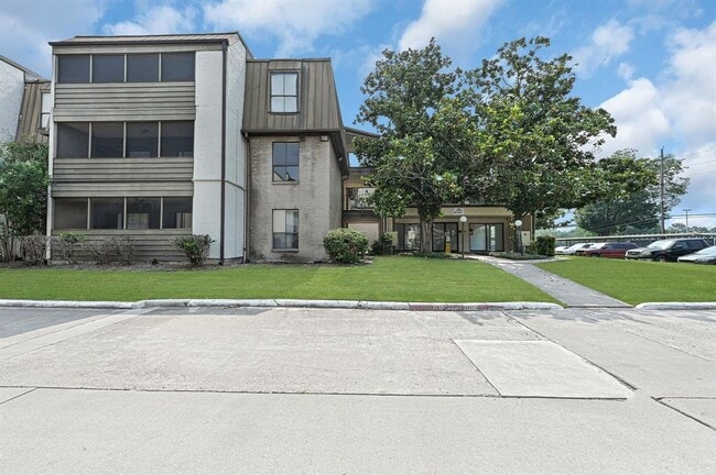 Building Photo - 3045 Walnut Bend Ln