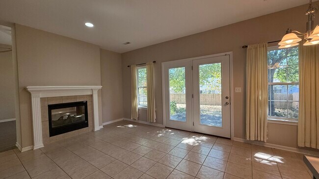 Foto del edificio - 4806 Cedar Crest Ln