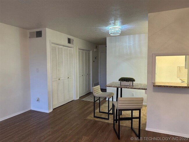 Foto del edificio - 123 Falconhead Dr