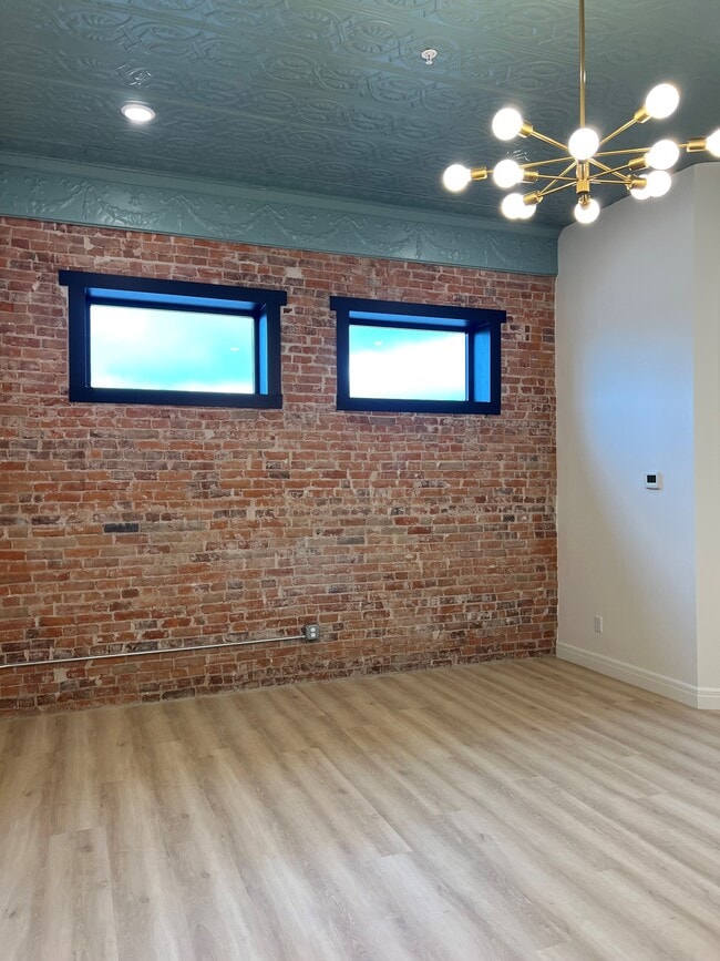 Building Photo - 113 E Broadway St