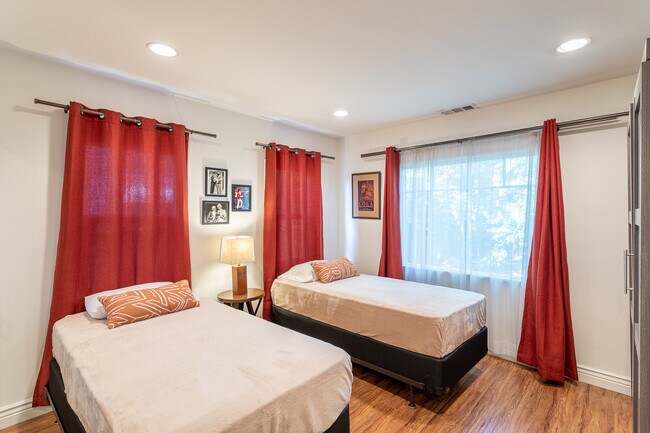 01 habitaciones, dos camas gemelas, ventana al patio frontal - 6610 Leland Way