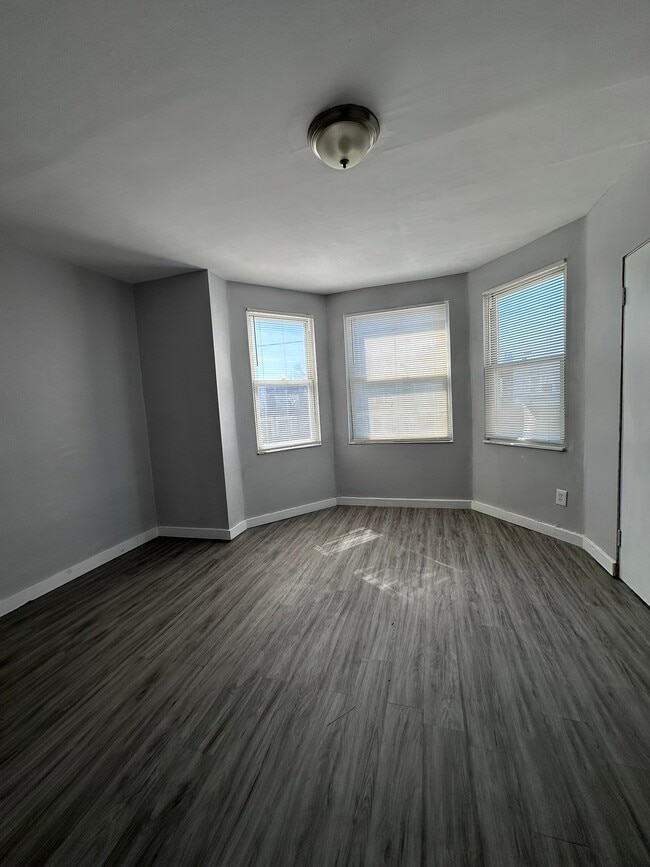 Building Photo - 2647 S 68th St