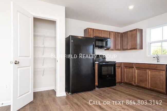 Building Photo - 886 Cranbrook Dr