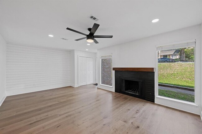 Foto del edificio - 6411 Chimney Creek Cir