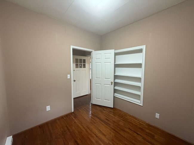 Building Photo - Two Bedroom, one bathroom house, Located i...