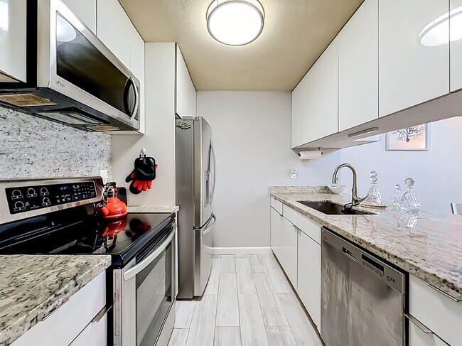 Foto del edificio - 18296 Mediterranean Blvd