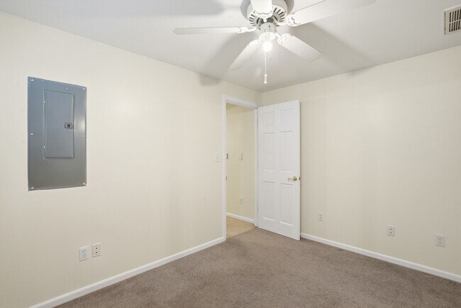 Building Photo - Prime Coastal Location Long Term Rental!