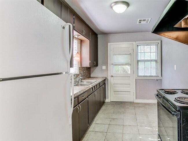 Foto del edificio - Cute 2 Bed | 1 Bath | 1 Car Garage