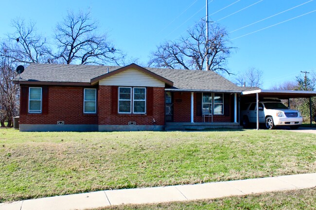 Building Photo - 2911 Spruce Park Dr