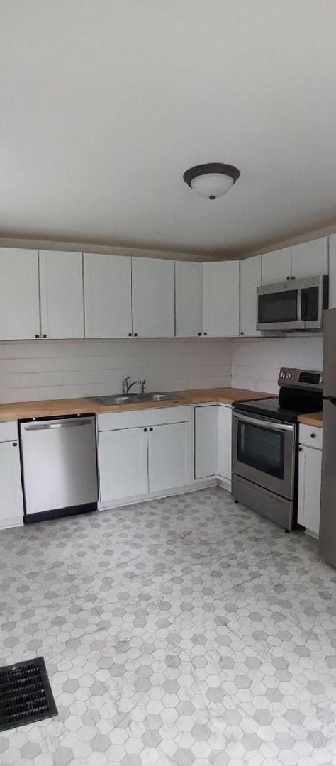 Building Photo - 3 Bedroom 1 Bath Available to Rent for $1,...