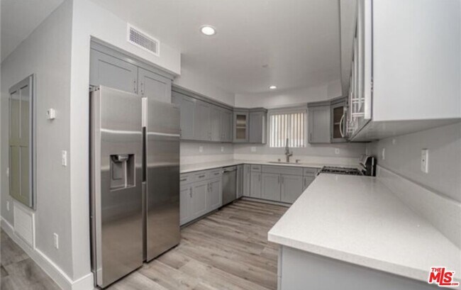 Foto del edificio - 1348 E Vernon Ave