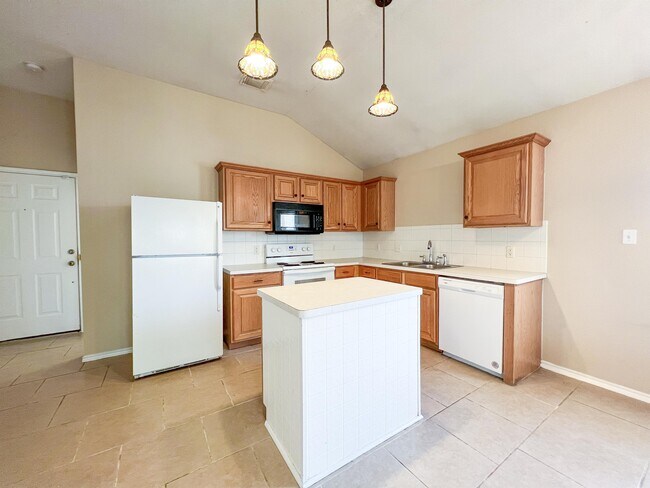 Building Photo - 1632 Sunnycrest Cir