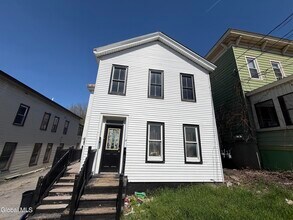Building Photo - 18 Garden St