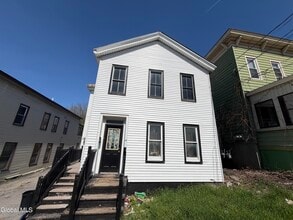 Building Photo - 18 Garden St