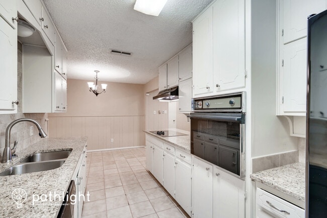 Building Photo - 6596 Old Mill Cir