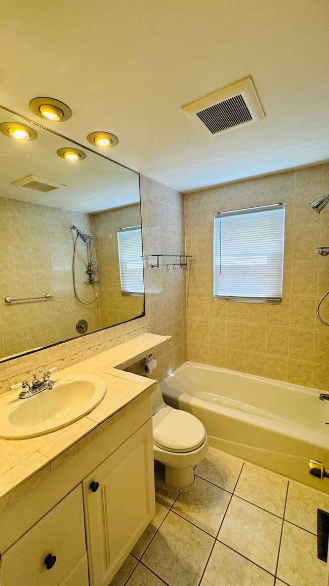 Bathroom 2 - 7 Oak St