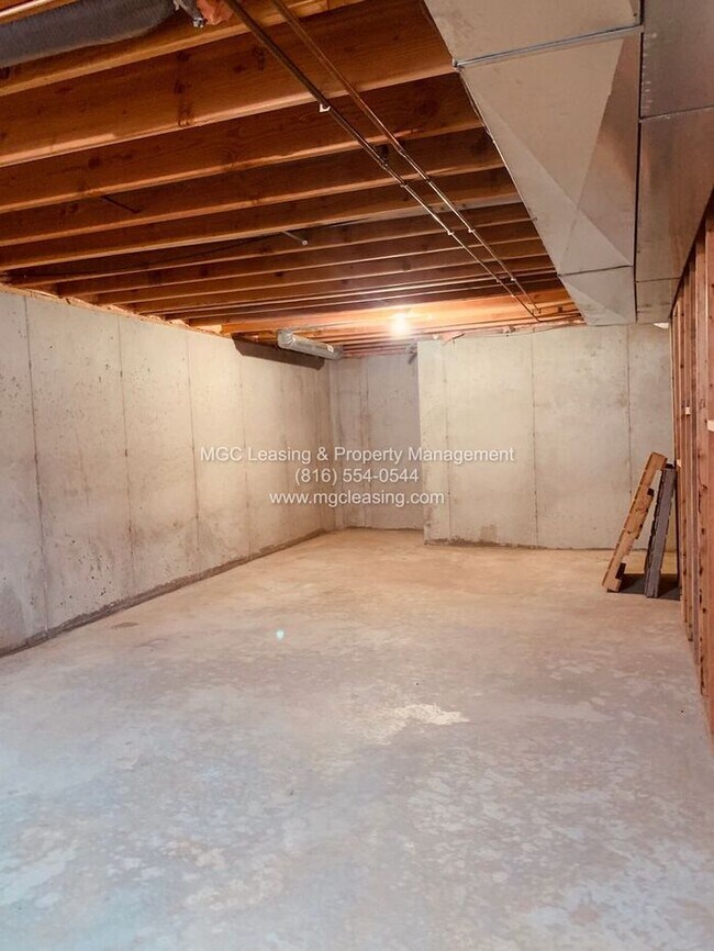 Building Photo - RAYMORE TOWNHOME WITH UNFIN BASEMENT READY...