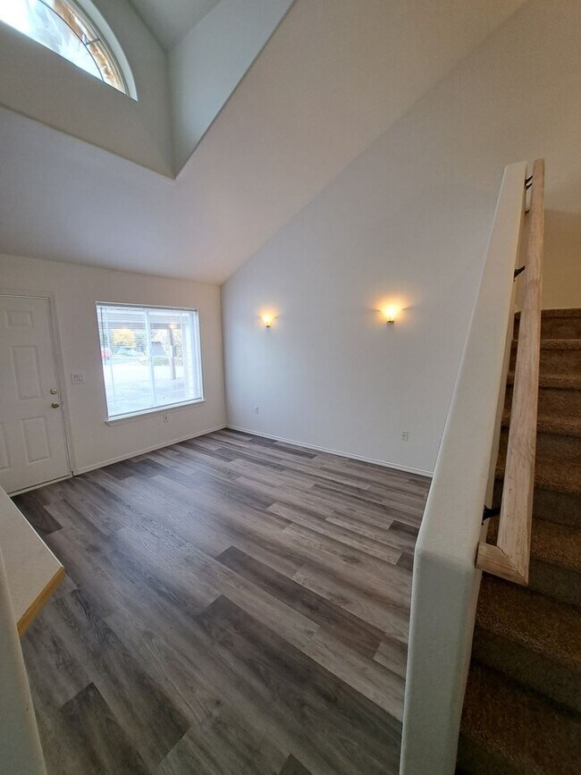Building Photo - 2 Bed/2 Bath Apartment in NE Bend - Worthington Court