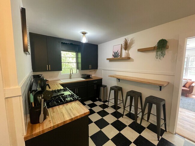 Foto del edificio - Beautiful 2 Bedroom, 1 Bathroom Apartment in Duckpond Neighborhood