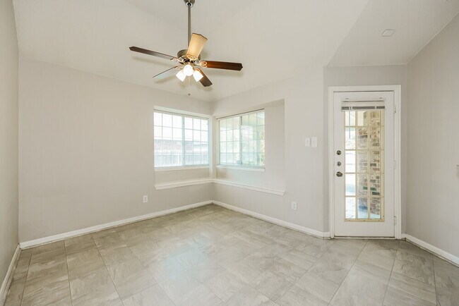 Foto del edificio - 5017 Eastcreek Dr