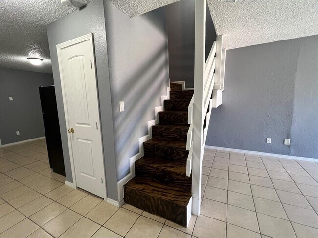 Building Photo - 607 Sinclair Dr