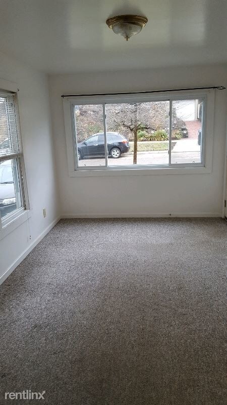 Building Photo - 1384 Pondview Ave