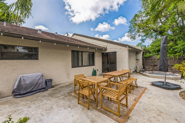 Building Photo - 2924 NW 69th Ct