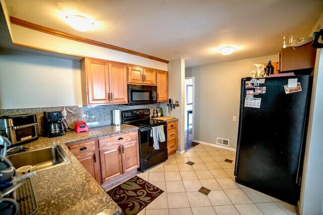 Building Photo - 485 Zenobia St