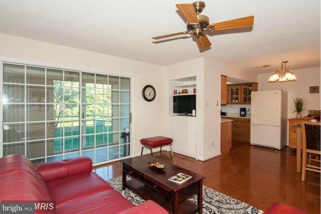 Foto del edificio - 12104 Green Leaf Ct