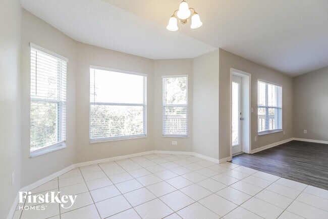 Foto del edificio - 657 Winding Lake Dr