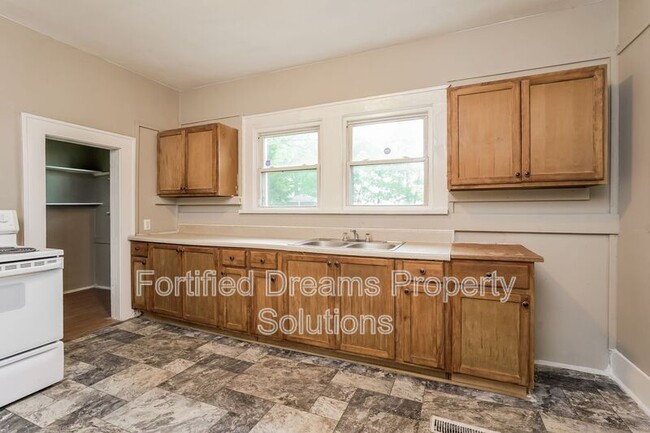 Building Photo - 3040 N Patterson Ave