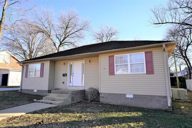 Foto del edificio - 4 Bed 2 Bath Home in Martin, TN *Remodeled* Fresh Paint & Flooring!